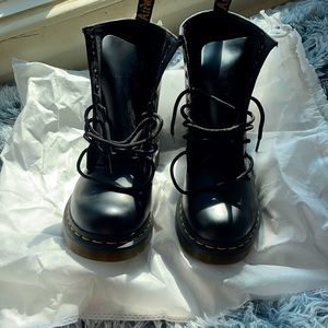 Brand new, never worn Dr. Martens 1460 WOMEN'S SMOOTH LEATHER LACE UP BOOTS